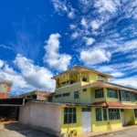 RESIDENCIA CON TALLER/FÁBRICA EN MEDIA LUNA