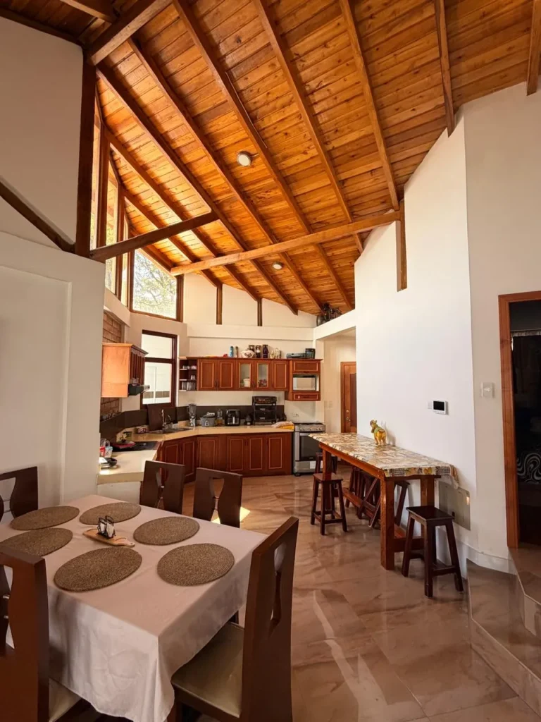 HERMOSA CASA EN LAS ACACIAS